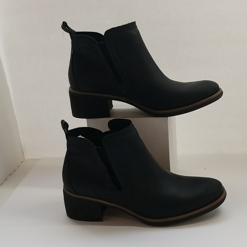 Korks tea ankle booties